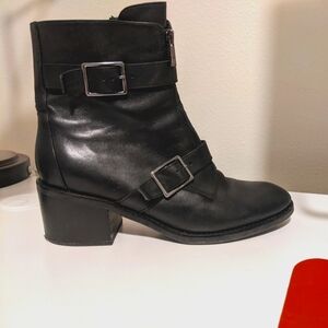 LIKE NEW DONALD PLINER BOOTIE
